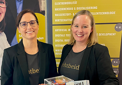 Messeteam des Graduate Campus: Andrea und Johanna